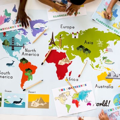 kids-learning-world-map-with-continents-countries-P6JMDXV.jpg